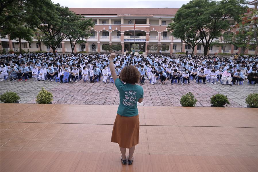 Bà Đỗ Thị Thanh Huyền Nhà Sáng lập- Giám đốc Trung tâm Bảo tồn Thiên nhiên Gaia- Trò chuyện với học sinh toàn trường. 