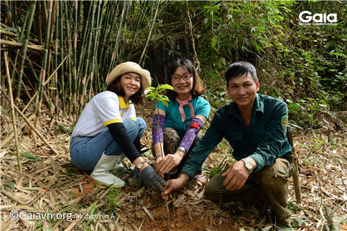 Bà Đỗ Thị Thanh Huyền – Nhà sáng lập- Giám đốc Trung tâm Bảo tồn Thiên nhiên Gaia (giữa) – Bà Đinh Thị Nhung- Đại diện nhóm Thiện nguyện Từ tâm (trái) và người dân địa phương cùng nhau trồng rừng