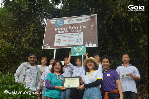 Gaia trao giấy chứng nhận và cảm ơn các nhà tài trợ, các bạn trẻ đã đồng hành cùng chuyến trồng rừng Bến En đầy ý nghĩa