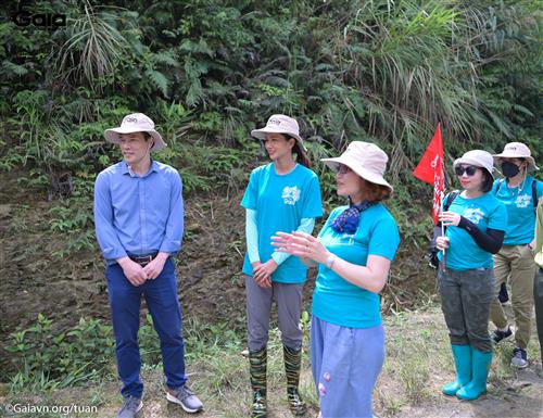 H’Hen Niê cùng các bạn trẻ và người dân địa phương nghe bà Đỗ Thị Thanh Huyền- Nhà sáng lập- Giám đốc Trung tâm Bảo tồn Thiên nhiên Gaia chia sẻ về quy trình trồng,chăm sóc và giám sát cây rừng Xuân Liên 