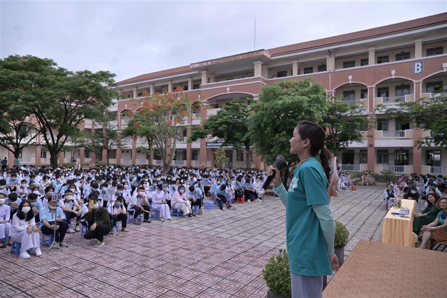 Hoa hậu Hoàn vũ Việt Nam 2018 H’Hen Niê  phát biểu, truyền cảm hứng cho học sinh tại  Hội thi tìm hiểu cây xanh tại trường THPT Nguyễn Văn Tăng.