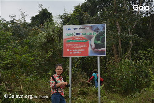 Chụp ảnh lưu niệm bên bảng tên khu vực rừng OMO Bến En