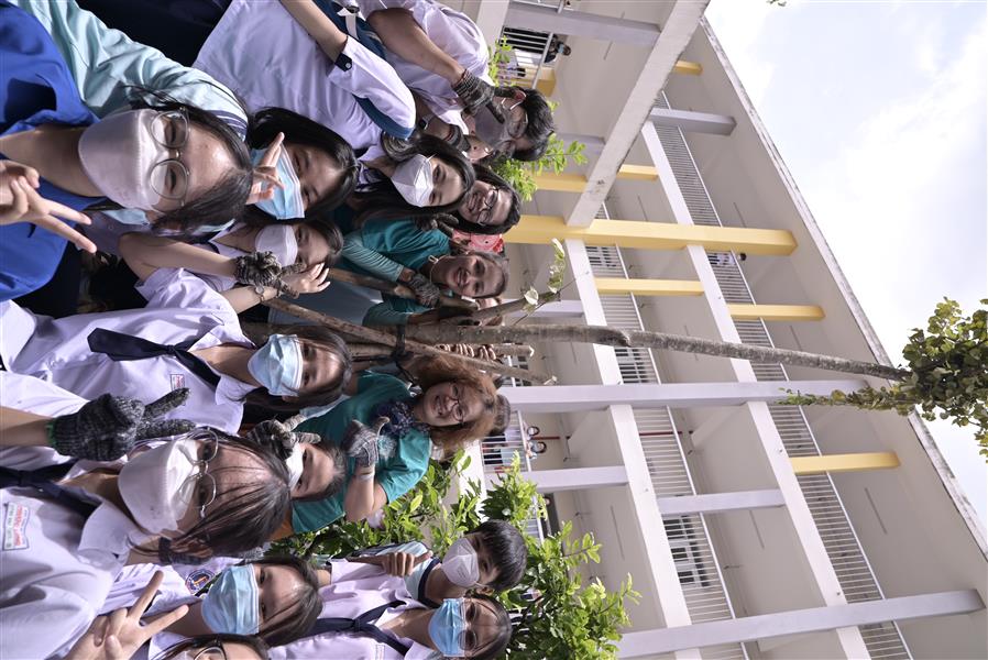 Một cảnh học sinh trường THPT Phước Long hào hứng trồng cây.