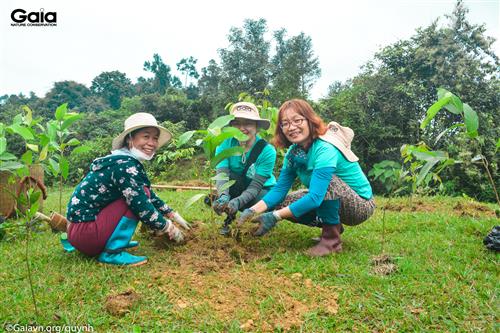 Bà Đỗ Thị Thanh Huyền- Nhà Sáng lập- Giám đốc Trung tâm Bảo tồn Thiên nhiên gia trồng cây khôi phục rừng đầu nguồn tại Khu Bảo tồn Thiên nhiên Xuân Liên cùng người dân địa phương và cán bộ Vườn Quốc gia