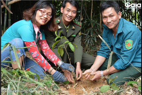 Bà Đỗ Thị Thanh Huyền – Nhà sáng lập - Giám đốc Trung tâm Bảo tồn Thiên nhiên Gaia (trái) – Cán bộ Vườn Quốc gia Bến En (giữa) cùng bác Chuyên - người dân tộc Thái bắt đầu trồng rừng.