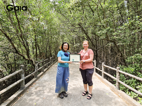 Chị Huyền Đỗ - Nhà sáng lập Trung tâm Bảo tồn Thiên nhiên Gaia trao chứng nhận cảm ơn  Takeda đã góp 500 cây cho Rừng Cần Giờ
