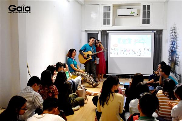 Anh Hồ Nhật Hà – Mr.Walking Chàng trai đi bộ xuyên Việt chỉ với 100k và cây đàn guitar say mê hát bài hát sáng tác cho Gaia.