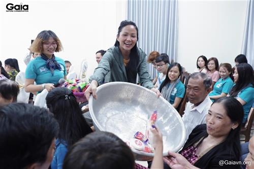 Hoa hậu H'Hen Niê chia sẻ với bà con địa phương