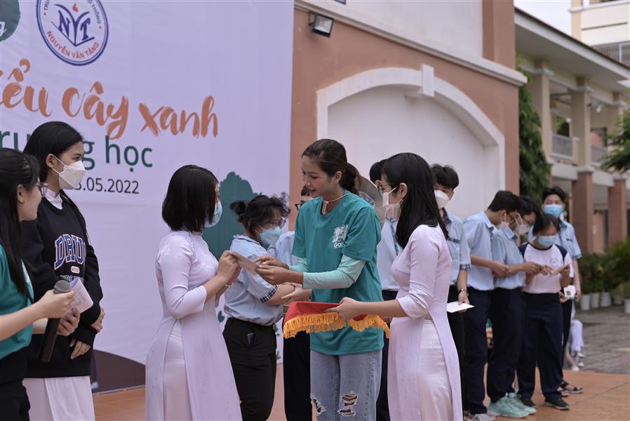  Trao quà cho học sinh đoạt giải tại Hội thi tìm hiểu cây xanh tại trường THPT Nguyễn Văn Tăng.