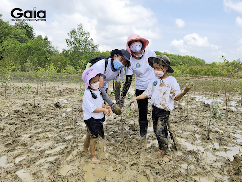   Với mong muốn giúp các con hiểu hơn tầm quan trọng của việc trồng rừng, gia đình anh Viết Trung đang cùng nhau hăng say vun trồng những mầm xanh 