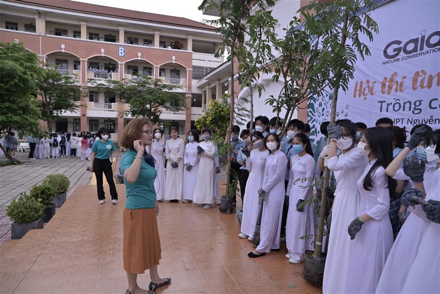 Gaia hướng dẫn các bạn học sinh trường THPT Nguyễn Văn Tăng trồng cây.