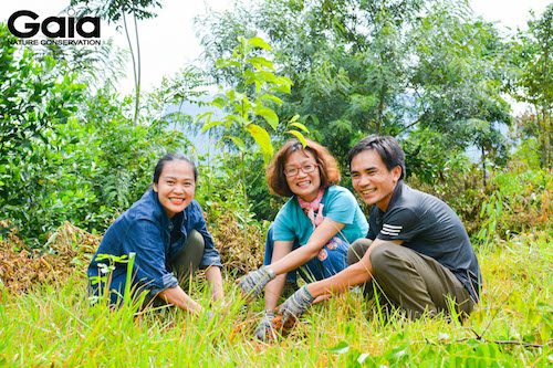 MC Thái Minh Châu trồng cây cùng đại diện Gaia và đại diện Khu bảo tồn thiên nhiên Xuân Liên
