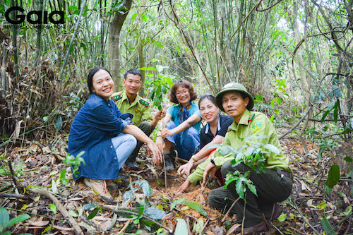 MC Thái Minh Châu trồng cây cùng đại diện Gaia và đại diện VQG Bến En