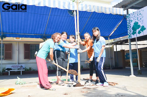 Bà Đỗ Thị Thanh Huyền trồng cây cùng các bạn học sinh