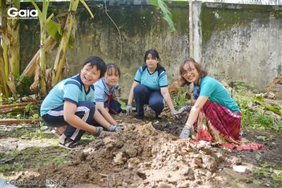 Các em học sinh trường An Phú hào hứng tham gia trồng cây.