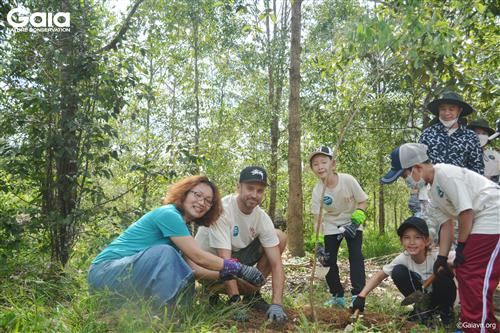 Bà Đỗ Thị Thanh Huyền - Nhà sáng lập & Giám đốc Trung tâm Bảo tồn Thiên nhiên Gaia cùng đại diện doanh nghiệp trồng cây tại Rừng Đồng Nai.