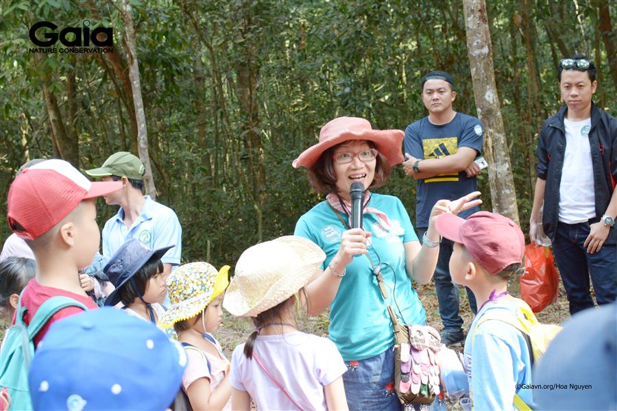 Bà Đỗ Thị Thanh Huyền – Nhà sáng lập&Giám đốc Trung tâm Bảo tồn Thiên nhiên Gaia diễn giải thiên nhiên.
