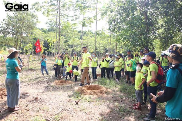 Bà Đỗ Thị Thanh Huyền Nhà Sáng lập - Giám đốc Trung tâm Bảo tồn Thiên nhiên Gaia - phát biểu chia sẻ về hoạt động trồng rừng.
