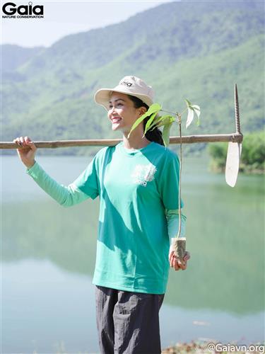 Hoa hậu H'Hen Niê hăng hái mang cuốc đi trồng cây