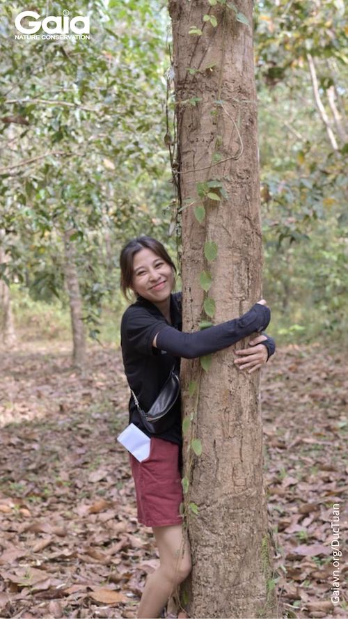Nụ cười tươi tắn khi thực hiện thử thách ôm cây