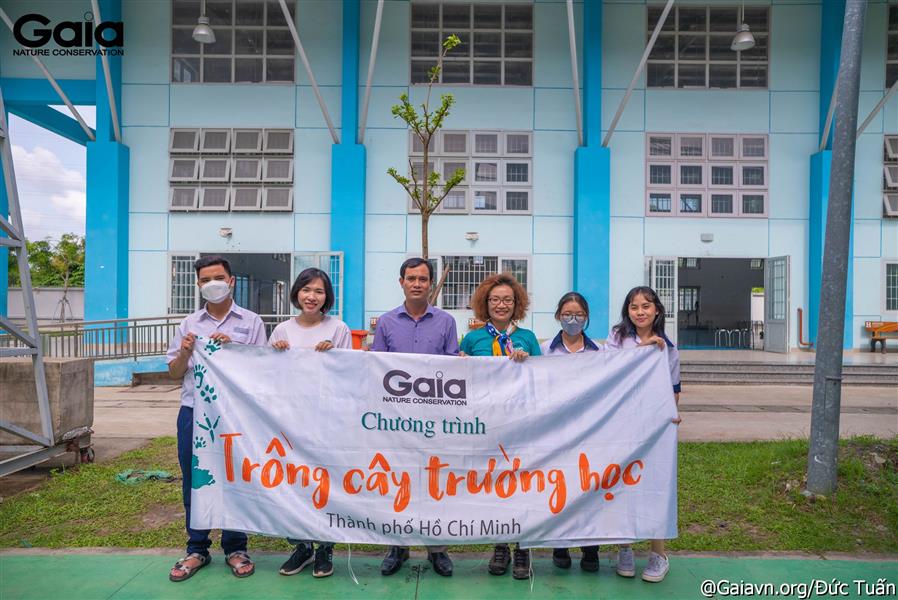Gaia chụp ảnh lưu niệm với Ban giám hiệu Trường THPT LInh Trung.