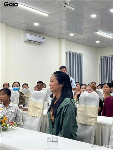 Hoa hậu H'Hen Niê tham dự buổi họp dân