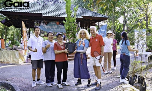 HÀNG TRĂM CÂY XANH ĐƯỢC TẶNG MIỄN PHÍ CHO NGƯỜI DÂN TP.HCM DỊP “TẾT TRỒNG CÂY”