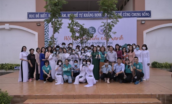 Hoa hậu H'Hen Niê trồng cây và truyền cảm hứng cho học sinh Thành phố Hồ Chí Minh