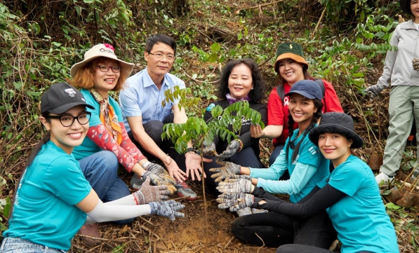 HOA HẬU H’HEN NIÊ VÀ TRƯỜNG JOHN ROBERT POWERS  CHUNG SỨC CÙNG GAIA GÓP CÂY CHO RỪNG LIM SỐNG LẠI